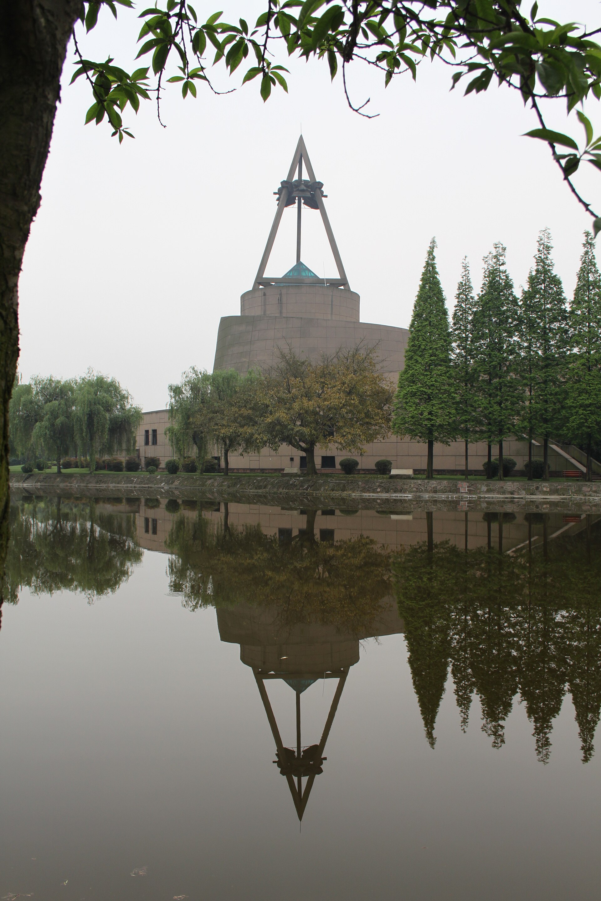 三星堆博物馆建筑与湖面实景